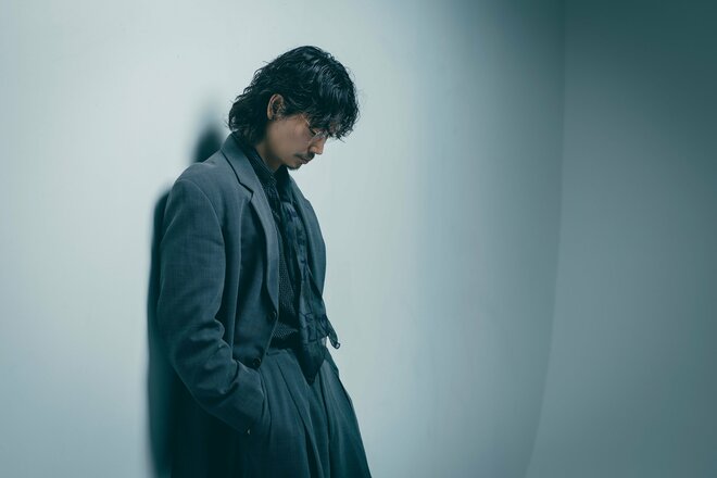 綾野剛　撮影／有坂政晴（6/8）