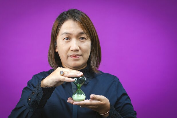 「夜行バスで悔しくて泣きました」湊かなえを小説の道に突き進ませた、TVプロデューサーの一言とは？　絶対に上京しないと誓って淡路島在住のままベストセラー作家へ！}