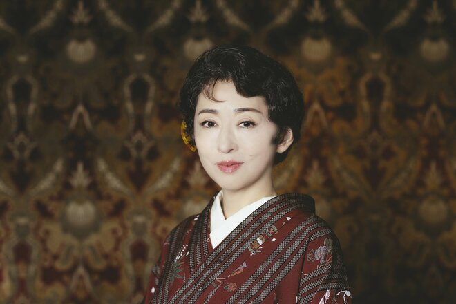 松雪泰子　撮影／有坂政晴　ヘアメイク／中野明海　衣装／舞台衣装（6/10）