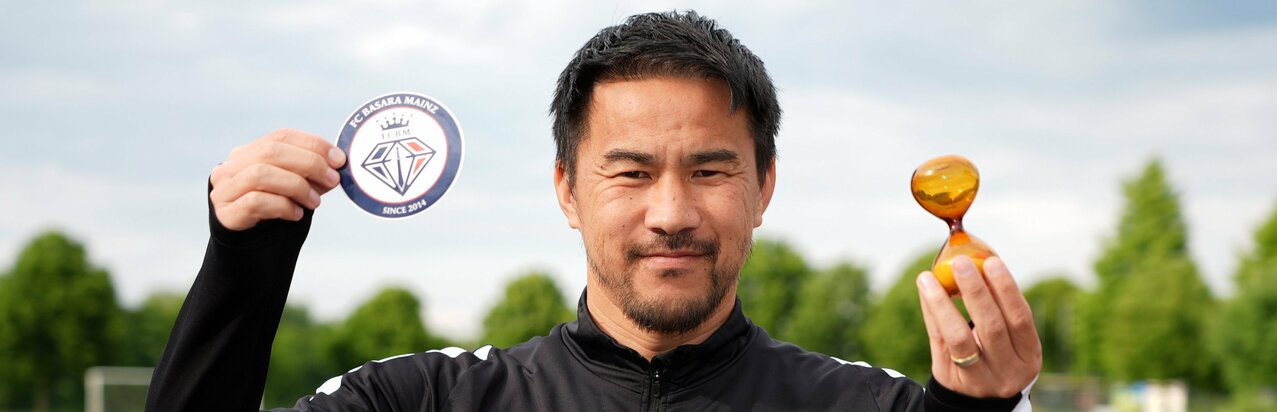 ｢チャンスは一番多い｣代表50ゴール岡崎慎司監督が語る北中米W杯に挑む森保ジャパン、｢素晴らしかった｣浦和レッズの世界挑戦、｢忘れられない｣代表ゴールと次なる目標を生んだ後悔の念<br />}
