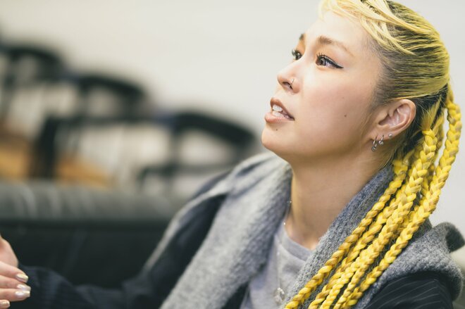 AI　撮影／冨田望　ヘアメイク／小野明美　スタイリスト／後藤則子（2/10）