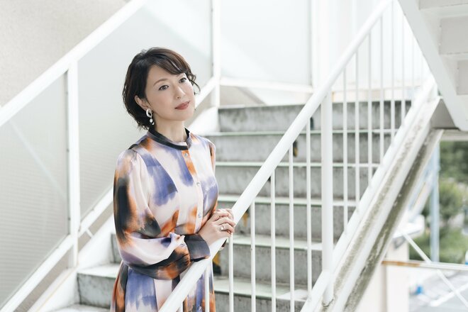 若村麻由美　撮影／三浦龍司　ヘアメイク／保坂ユミ（eclat）　スタイリスト／岡のぞみ（5/10）