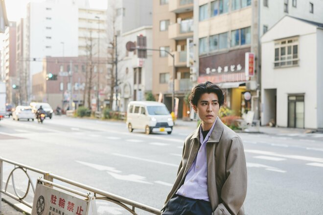 寛一郎　撮影／有坂政晴　ヘアメイク／Taro Yoshida (W)　スタイリスト／石井大（6/10）