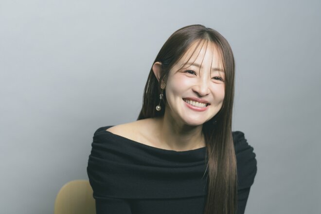 大沢あかね　撮影／冨田望　ヘアメイク／榊ひかる　スタイリスト／村松栞奈（2/5）