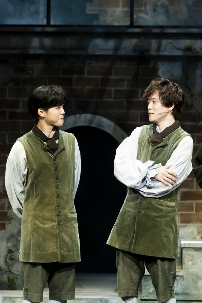 取材会中に目が合ってはにかむ北川拓実と林翔太　撮影／松野葉子（9/10）