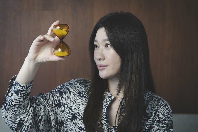 篠原涼子　撮影／有坂政晴　スタイリスト／ゴウダアツコ　ヘアメイク／岡野瑞恵（2/3）