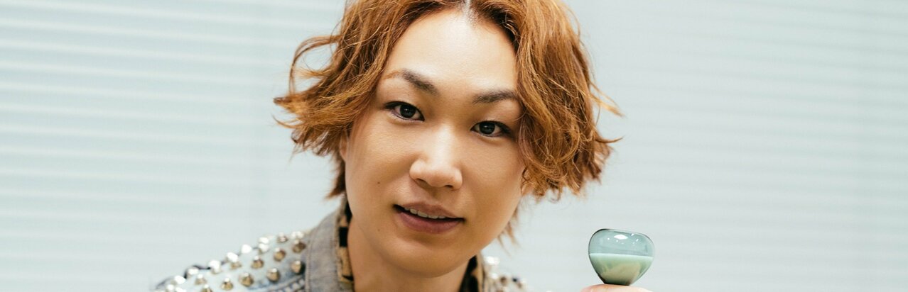 ｢ロックオンとは真逆な感じ｣Rockon Social Club青山英樹が語る｢ホワホワした雰囲気｣の寺岡呼人と成田昭次とのナリトマ、多忙な毎日の心身ケアは｢叩く｣と｢作る｣、そして…}