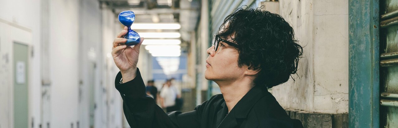 吉本興業所属の“霊視えすぎ芸人”シークエンスはやともが生き残れた理由「毎日視るには視るので、“こんなのでいいなら、いくらでも”という感じでした」}