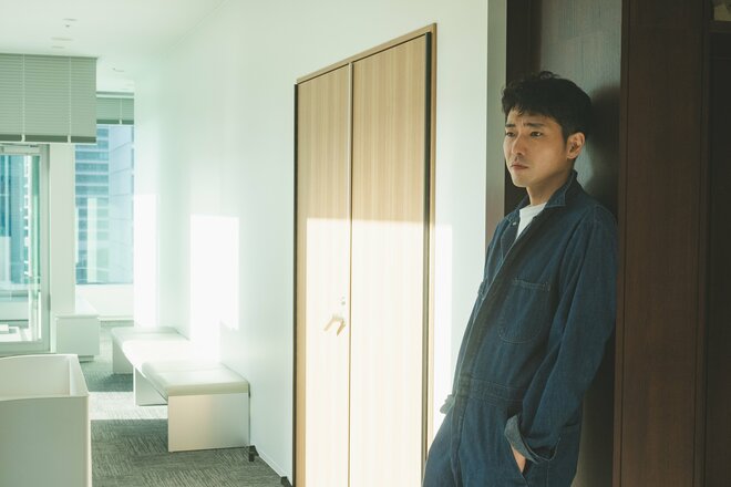 柄本佑　撮影／有坂政晴（8/10）