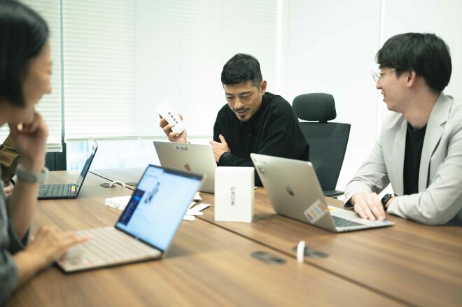 鈴木啓太とAuBの社員たち　撮影／冨田望（4/5）