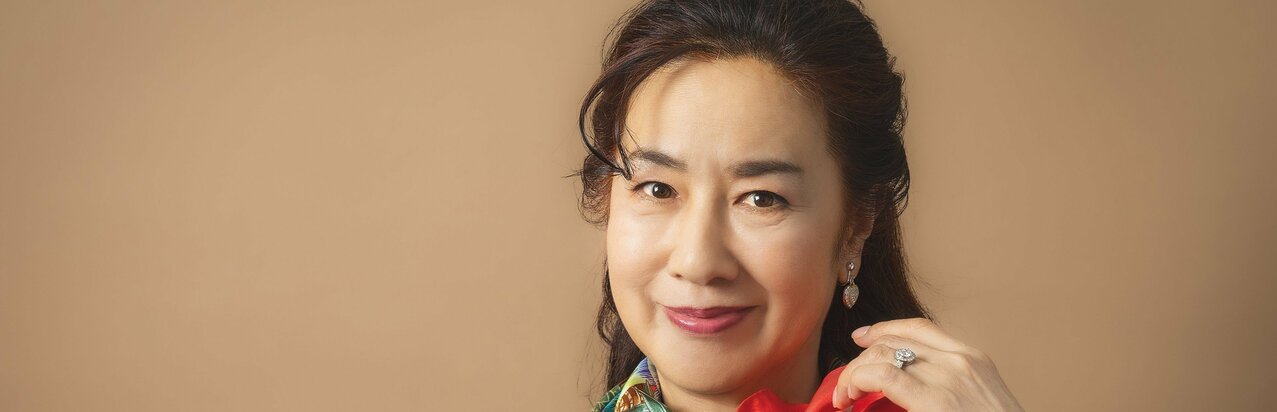 名取裕子が語る｢すごく面白くて“楽しい”｣大物演歌歌手・水谷千重子との出会い、“盟友”友近と2時間サスペンス映画『青池春香の事件チャンネル』でＷ主演}