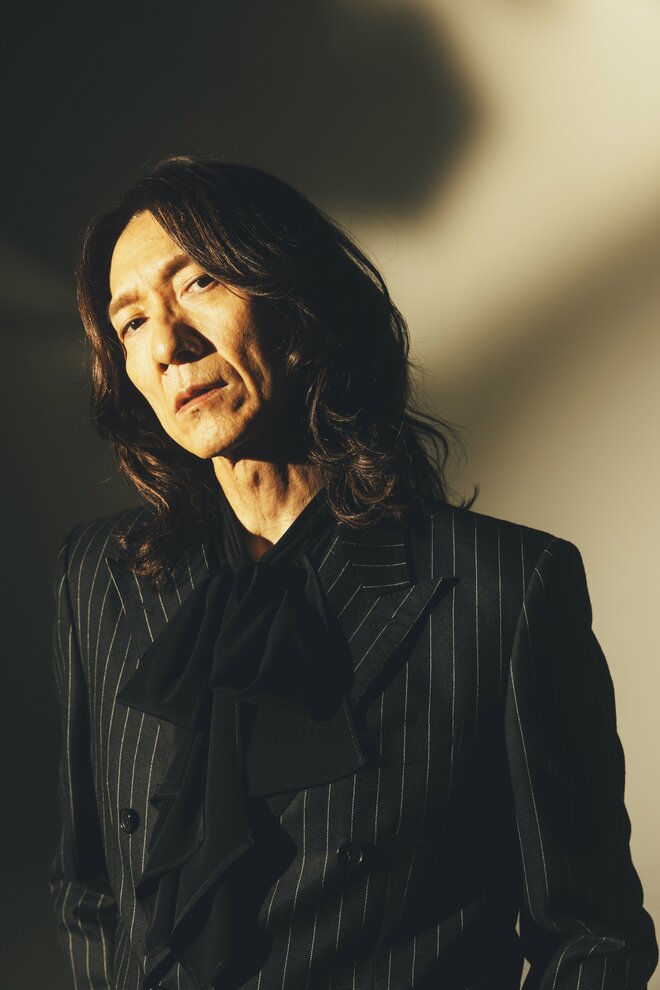 吉井和哉　撮影／横山マサト　ヘアメイク／Cana Imai　スタイリスト／Shohei Kashima（W）（4/7）