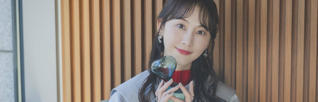 「幸せ自慢？」と言われた衝撃が原点…松井玲奈が書き下ろしエッセイ集『ろうそくを吹き消す瞬間』で向き合ったSNS時代の“本当の幸せ”}