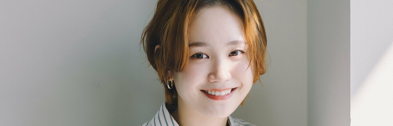 『明日はもっと、いい日になる』尾碕真花、人気急上昇中俳優の心中は「いまがいちばん無敵状態（笑）」現場で目の当たりにした福原遥の“座長”たるゆえん}