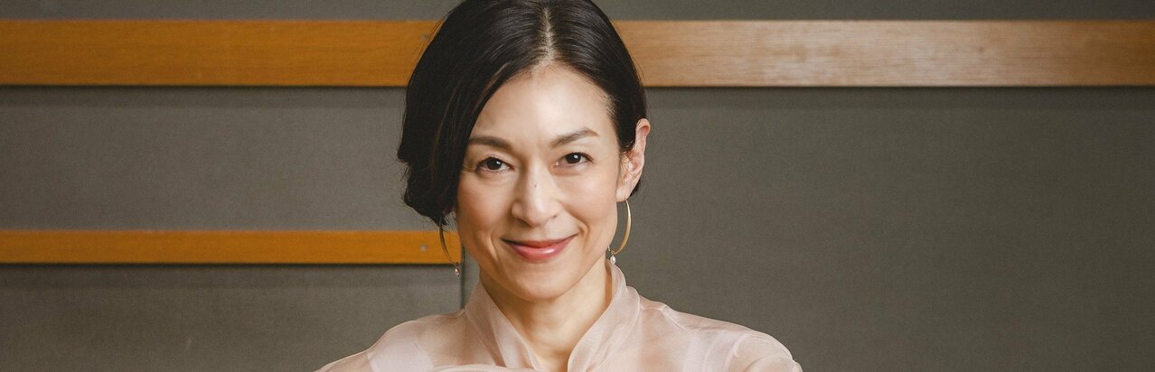 ｢雑に扱われるのが嫌｣鈴木保奈美の“言葉の流儀”、松田元太『人事の人見』ヒットメーカーと再タッグで挑む屁理屈コメディで｢壁抜けしたい｣}