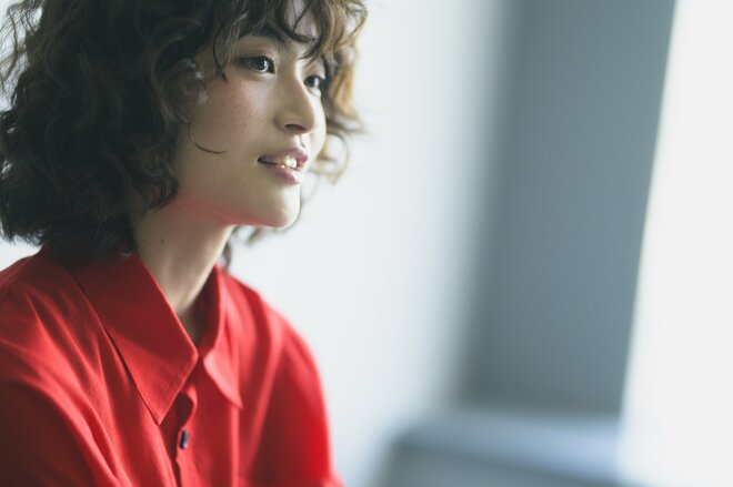 奥山葵　撮影／冨田望　ヘアメイク／山口恵美　スタイリスト／濱田恵（mugico.)（2/8）