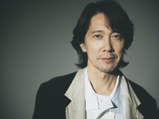 佐々木蔵之介　撮影／冨田望　スタイリング／勝見宜人（Koa Hole inc.）　ヘアメイク／西岡達也（ラインヴァント）（7/10）