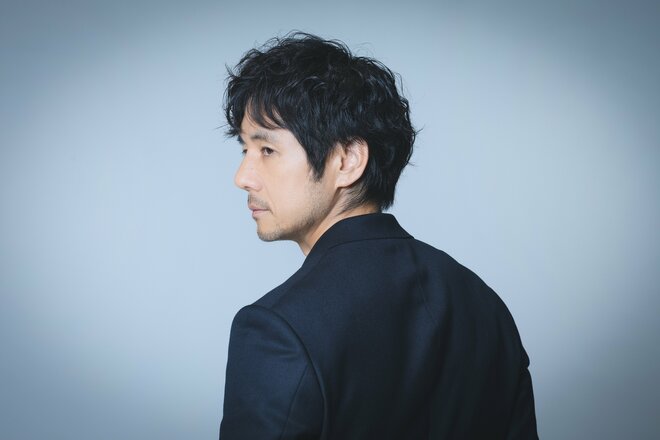 西島秀俊　撮影／有坂政晴　へメイク／亀田 雅　スタイリスト／オクトシヒロ（4/4）