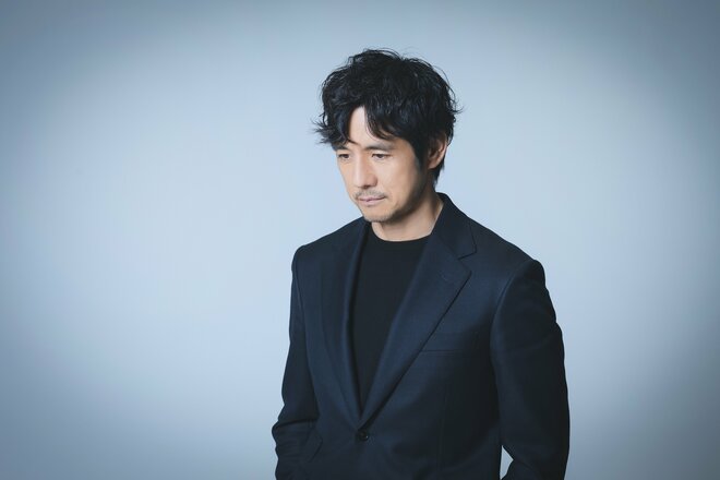 西島秀俊　撮影／有坂政晴　へメイク／亀田 雅　スタイリスト／オクトシヒロ（2/4）