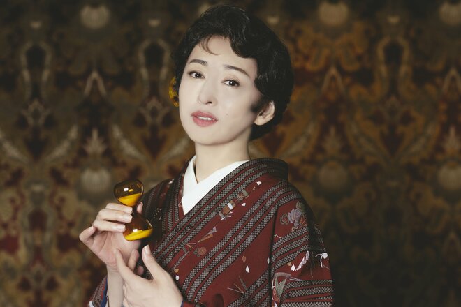 松雪泰子　撮影／有坂政晴　ヘアメイク／中野明海　衣装／舞台衣装（3/10）