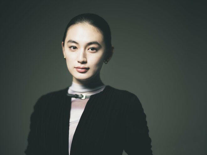 八木莉可子　撮影／冨田望　ヘアメイク／本岡明浩　スタイリスト／Shohei Kashima（4/6）