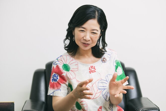 宮崎美子　撮影／有坂政晴　スタイリスト／坂能 翆　ヘアメイク／荒木 由希子（3/6）