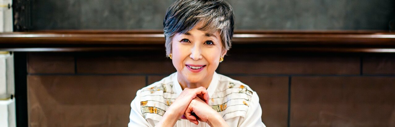 竹下景子『クイズダービー』“三択の女王”は大橋巨泉のプロデュース、「面映ゆかった」と語る良妻賢母イメージのもうひとつのキャッチフレーズとは？}