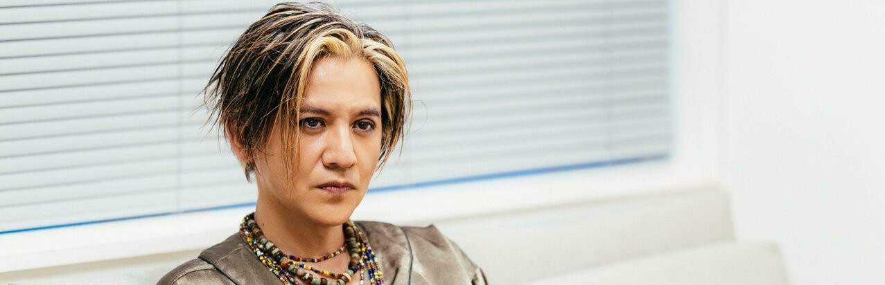 岡本健一が語る亀梨和也の歌声、段田安則との弾き語り会、音楽とギターが作り出した俳優仲間との楽しいひととき}