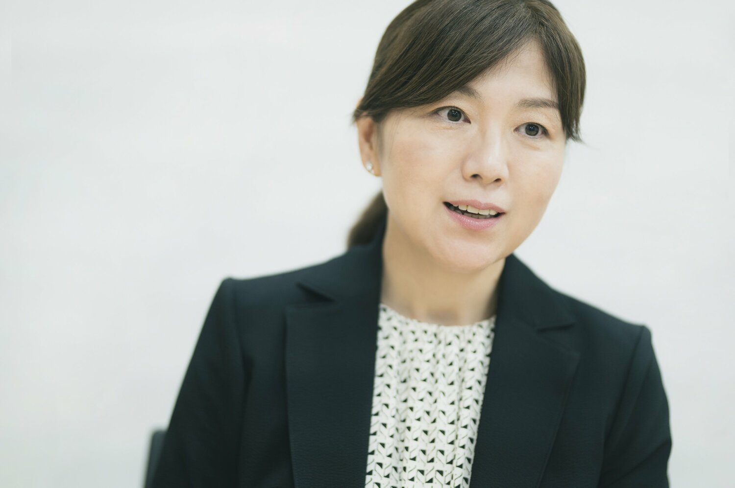 (2ページ目) 人気ミステリー作家・柚月裕子、小説家人生のはじまりは主婦時代の好奇心から「ただ作家さんに会ってみたいという気持ちだった ...