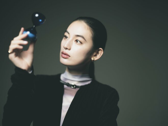 八木莉可子　撮影／冨田望　ヘアメイク／本岡明浩　スタイリスト／Shohei Kashima（5/6）