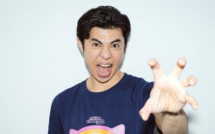 小島よしお｢コミュ力がバグっていた｣小学生時代、新作アニメ映画の声優挑戦で思い出した過剰な“小島義雄クン”と明るいキャラの背景 