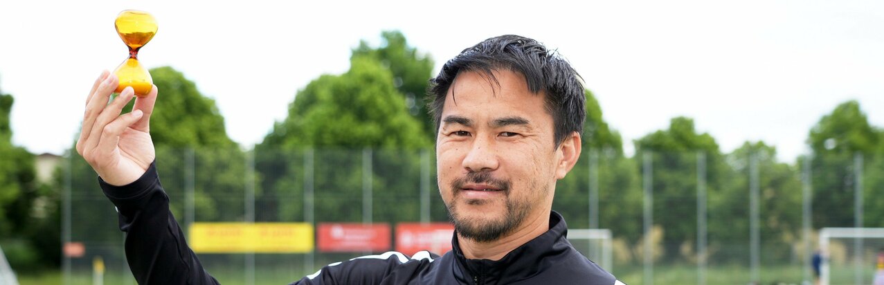 昨年5月に現役を引退！サッカー日本代表レジェンド岡崎慎司が語る“新たなる挑戦”｢チームで結果を出すことが自分の証明になる｣その先にある見果てぬ夢}