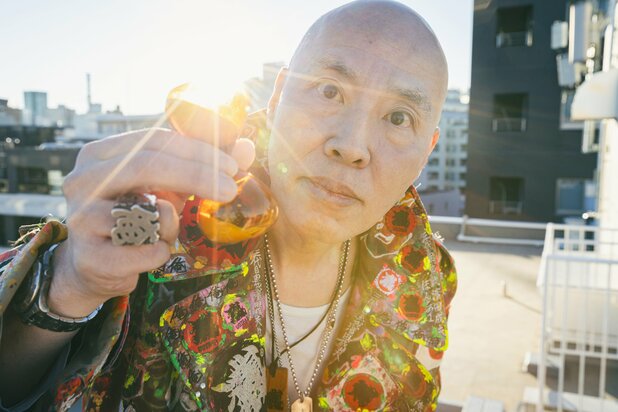 詩人・三代目魚武濱田成夫を二度見する人々「その顔が見たくてずっとこの俺の詩や絵や書が入った服を着ています。俺の作品を見た瞬間の人の顔を、俺は見たい」}