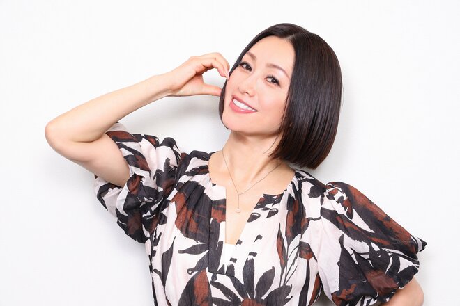 酒井法子　撮影／河村正和　スタイリング／寳田マリ(酒井法子)　ヘアメイク／安達知江(酒井法子)　（7/7）