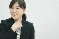 小説家・柚月裕子が幼少期に影響を受けた意外な作品とは？ “成敗モノ”が数々の受賞作への架け橋に「初恋はブルース・リー」