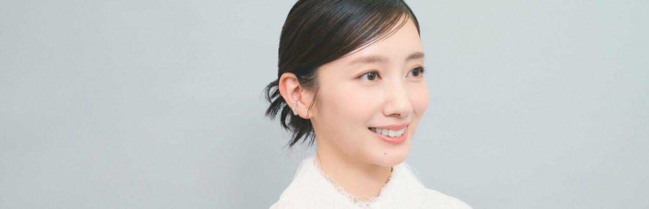 波瑠「当時17歳でスマホもなく、マネージャーの同行もなく、一人で地方ロケに」撮休の日にプロデューサーとシネコンで観た『おくりびと』で映画の観方が変化した理由}