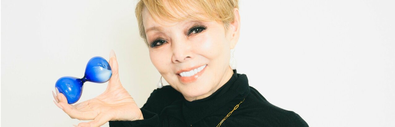 研ナオコ、小学生のときに祖母を看取った自身の介護体験を語る。最期は「涙をぽろっと１滴流してそのままフッと行っちゃった」<br />}