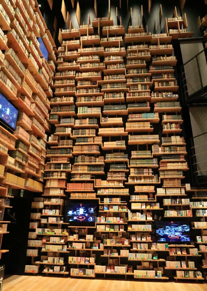 KADOKAWA元会長・角川歴彦氏の新事業のひとつは、プロジェクション・マッピング。約８メートルの巨大本棚が…（1/2）