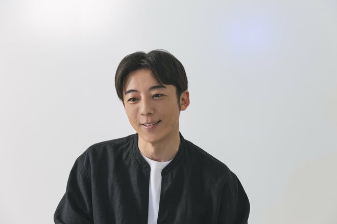 高橋一生　撮影／有坂政晴　ヘアメイク／田中真維（MARVEE）　スタイリスト／秋山貴紀（A inc.）（9/10）