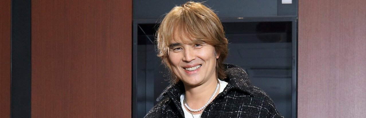 ｢お金を稼ぐ手段じゃない｣秋元康への“生意気”発言も…作曲家・井上ヨシマサを“AKB48初ミリオン”へと導いた渡米直前のオファー}