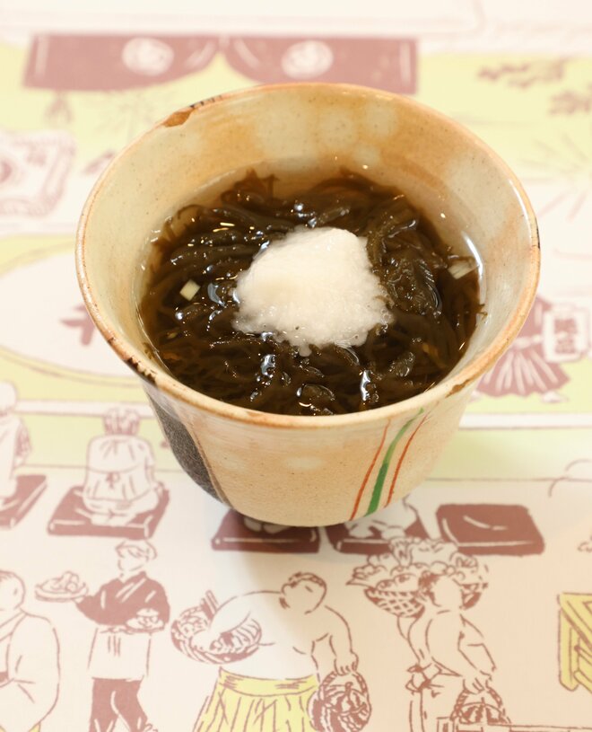 大の美食家・九重親方が愛した絶品ツマミと“ちゃんこ”に合うお酒　沖縄産もずく酢(650円)　撮影／松田嘉徳（4/5）