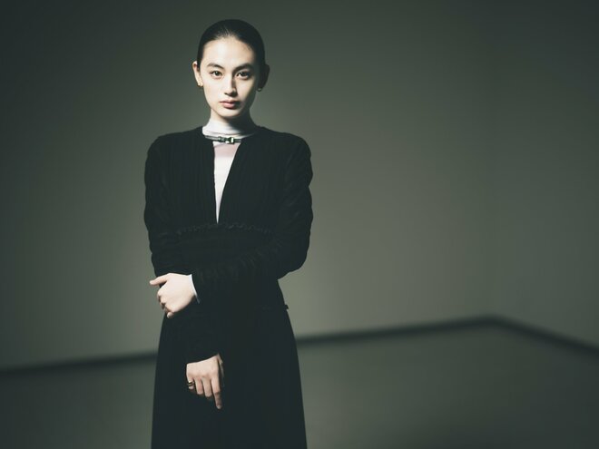 八木莉可子　撮影／冨田望　ヘアメイク／本岡明浩　スタイリスト／Shohei Kashima（2/6）