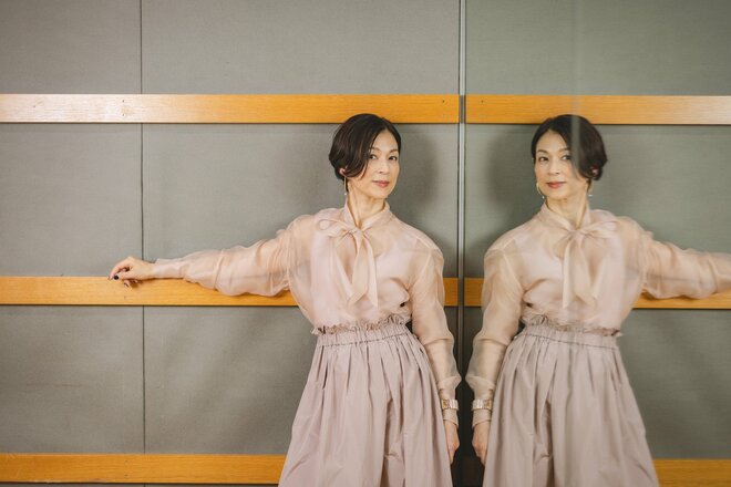 鈴木保奈美　撮影／有坂政晴　ヘアメイク／福沢京子　スタイリスト／犬走比佐乃（9/10）