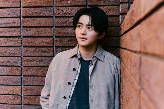 鈴鹿央士　撮影／松島豊　 ヘアメイク／宮本愛（yosine.）  スタイリスト／朝倉豊（9/10）