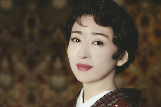 松雪泰子　撮影／有坂政晴　ヘアメイク／中野明海　衣装／舞台衣装（4/10）