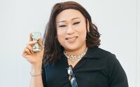 女装30周年!ニューレディ・肉乃小路ニクヨが女装を続ける理由、「すごく頭が良い」マツコとミッツとの四半世紀の交友、“エアあやや”はるな愛の真の面白さ
