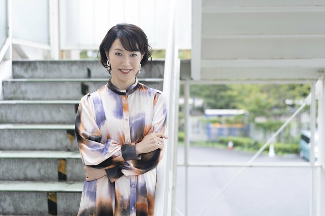 若村麻由美　撮影／三浦龍司　ヘアメイク／保坂ユミ（eclat）　スタイリスト／岡のぞみ（10/10）