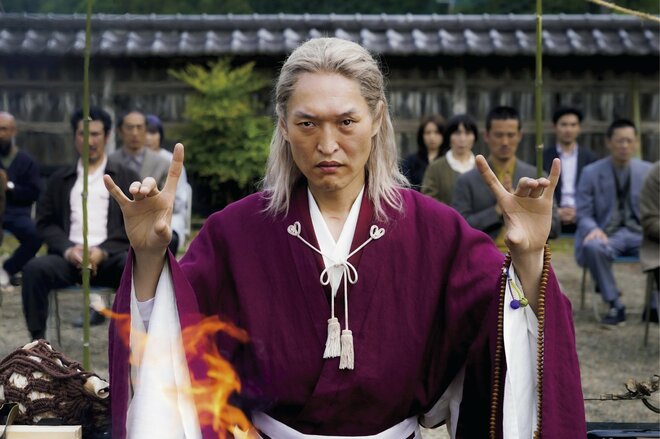 阿闍梨を演じる千原ジュニア　(C)次元超越体／DIMENSIONS（5/5）