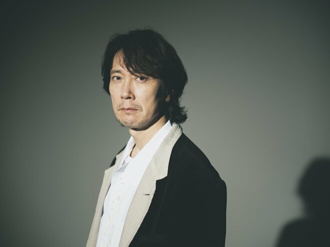 佐々木蔵之介　撮影／冨田望　スタイリング／勝見宜人（Koa Hole inc.）　ヘアメイク／西岡達也（ラインヴァント）（3/10）