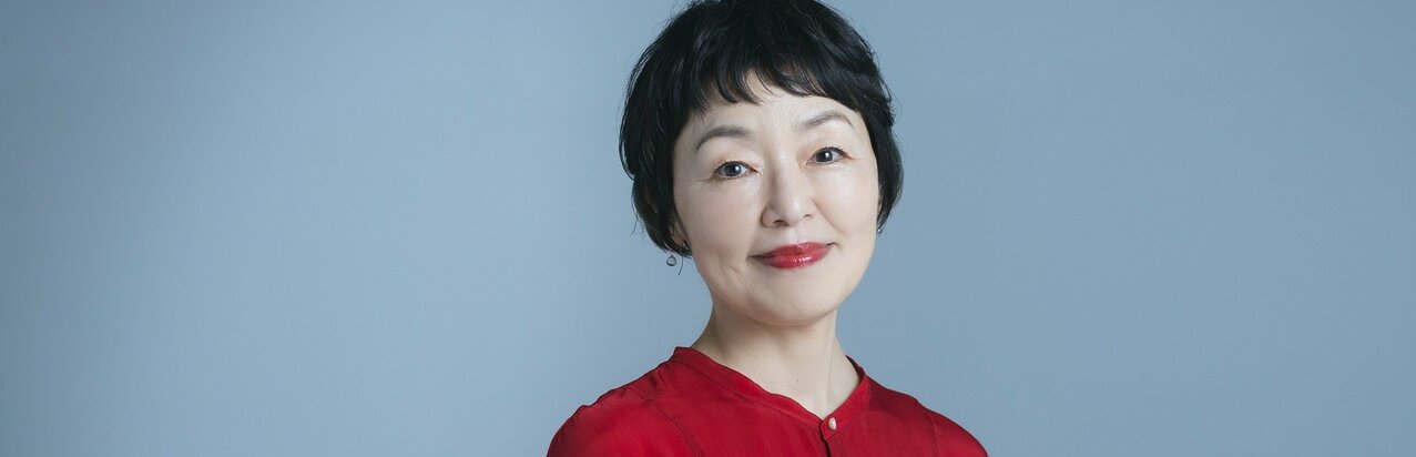 舞台『岸辺のアルバム』主演の小林聡美に迫る 名作ドラマで描かれる“危うい家族像”と杉本哲太ら共演者の魅力}